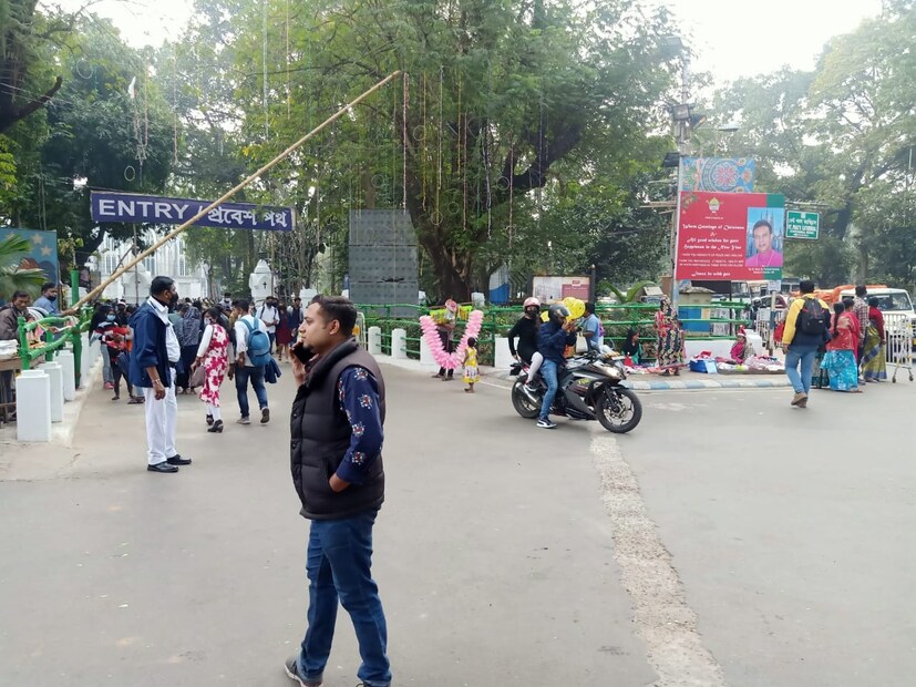 উৎসবের আমেজেও নিরাপত্তা ব্যবস্থা ঠিক রাখতে বাড়তি পুলিশি ব্যবস্থা থাকছে শহরে। পাশাপাশি, যাতায়াতের সুবিধা জন্য ছুটির দিনেও বাড়তি মেট্রোর ব্যবস্থা করেছে মেট্রো রেল কর্তৃপক্ষ। ছবি: শঙ্কু সাঁতরা