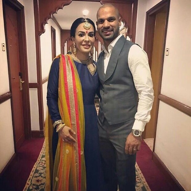 শিখর ধাওয়ান ও আয়েশা মুখোপাধ্যায়ের ফেসবুকে আলাপ। শোনা যায়, আয়েশার সঙ্গে বিয়েটাকে মেনে নেননি শিখরের বাড়ির লোকজন। তবে শেষে ছেলের জেদের কাছে হার মানেন তাঁরা। আয়েশা অস্ট্রেলিয়াবাসী। ২০১২ সালে তাঁর সঙ্গে বিয়ে করেন শিখর। তবে সেই সম্পর্ক ২০২১-এ ভেঙে যায়। শিখর ও আয়েশার একটি ছেলে রয়েছে। নাম জোরাবর। আয়েশার আগের পক্ষে দুটি মেয়েও রয়েছে।