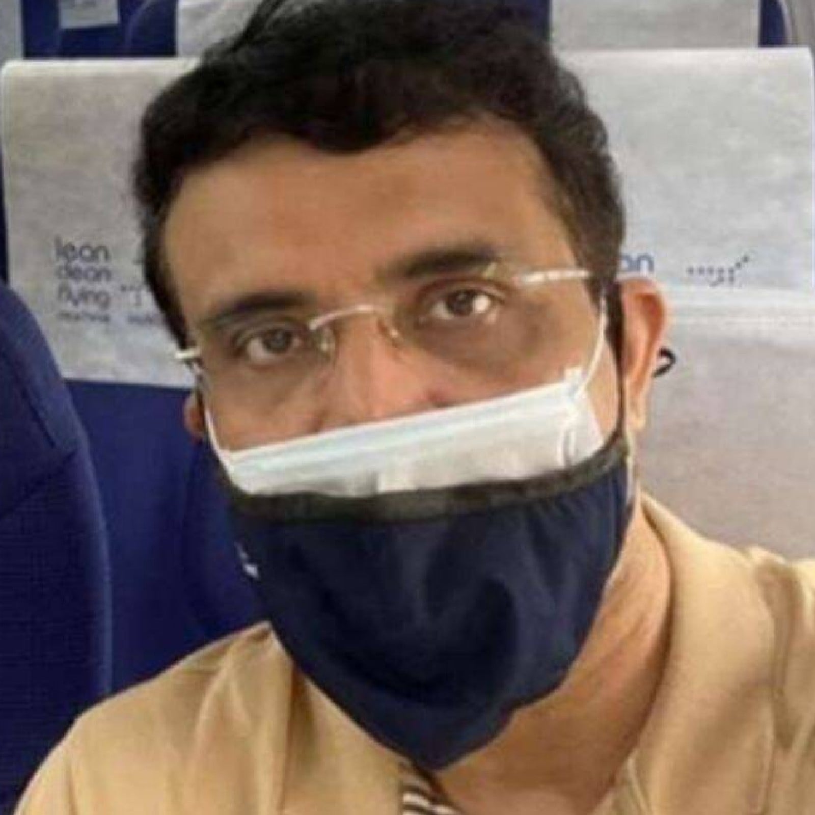 চলতি বছরের শুরুর দিকেই হৃদরোগে আক্রান্ত হয়েছিলেন 'মহারাজ'। বেশ কয়েকবার হাসপাতালেও ভর্তি হতে হয় তাঁকে। অ্যাঞ্জিয়োপ্লাস্টি করে স্টেন্টও বসাতে হয়। তাই করোনা আক্রান্ত হওয়ার পর কোন রকম ঝুঁকি না নিয়ে, তাঁকে তড়িঘড়ি হাসপাতালে ভর্তি করা হয়। সোমবার শুটিংয়ের মাঝে অসুস্থ বোধ করেন মহারাজ। তার পর করোনা টেস্ট করান। দুবারই রিপোর্ট পজিটিভ আসে।