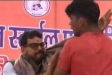 তরুণ কুস্তিগীরকে ভরা মঞ্চে সপাটে চড়! মহাবিতর্কে সাংসদ