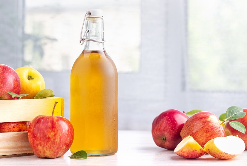 অ্যাপল সাইডার ভিনিগার (Apple Cider Vinegar) এতে আছে অ্যাসেটিক অ্যাসিড (Acetic Acid), যা আমাদের শরীর থেকে মেদ শুষে নিতে সাহায্য করে। একই সঙ্গে অ্যাপল সাইডার ভিনিগারের নিয়মিত সেবন শরীরের ট্রাইগ্লিসারিন নিয়ন্ত্রণে রাখে। তাই এক টেবিল চামচ অ্যাপল সাইডার ভিনিগার এক গেলাস জলে মিশিয়ে দিনে দুই বা তিনবার খাওয়াই যায়।