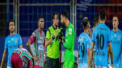 মুম্বই ম্যাচে রেফারির দিকে আঙুল তুলেছিল এটিকে মোহনবাগান মুম্বই ম্যাচে রেফারির দিকে আঙুল তুলেছিল এটিকে মোহনবাগান