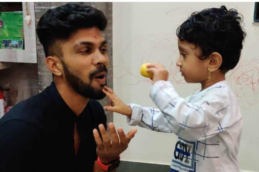 এমনি এমনি তো লোকে আইপিএল নিয়ে এত উত্সাহী নয়। সত্যিই এই টুর্নামেন্টে টাকা ওড়ে। আইপিএল বহু ক্রিকেটারের জীবন বদলে দিয়েছে। অনেকেই রাতারাতি কোটিপতি হয়েছেন। আর এবার সেই তালিকায় ঢুকে পড়লেন চেন্নাই সুপার কিংসের ঋতুরাজ গায়কোয়াড়। লাখপতি থেকে এবার তিনি কোটিপতি।