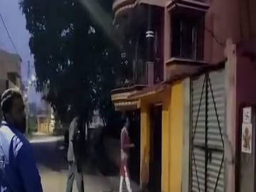 সিপিএম নেতাদের বাড়িতে বিজেপি বিধায়ক