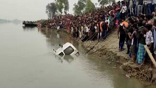 নৌকো থেকে পড়ে গঙ্গায় তলিয়ে গেল গাড়ি! মর্মান্তিক পরিণতি যাত্রীর 