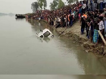 নৌকো থেকে পড়ে গঙ্গায় তলিয়ে গেল গাড়ি! মর্মান্তিক পরিণতি যাত্রীর 