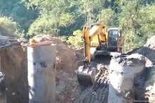 পাহাড় কেটে বসছে রেললাইন! হঠাৎ শ্রমিকদের দিকে গড়িয়ে এল বোল্ডার পাহাড় কেটে বসছে রেললাইন! হঠাৎ শ্রমিকদের দিকে গড়িয়ে এল বোল্ডার
