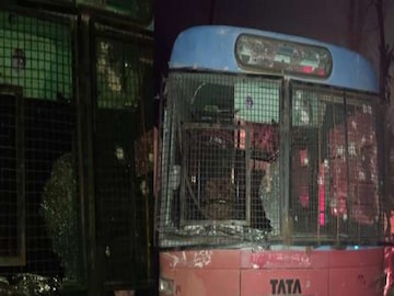 উপত্যকায় পুলিশ বাসে জঙ্গি হামলা, নিহত ২! আহত বহু উপত্যকায় পুলিশ বাসে জঙ্গি হামলা, নিহত ২! আহত বহু