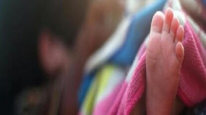 এ কেমন মা! (প্রতীকী চিত্র) এ কেমন মা! (প্রতীকী চিত্র)