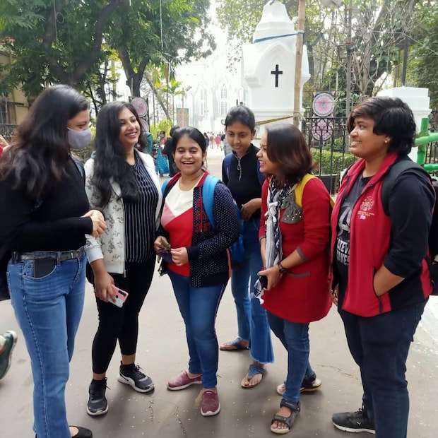 ক্রিসমাস ইভে সেজে উঠেছে কলকাতা। চেনা পার্কস্ট্রিট সেজেছে রঙিন আলোয়। রাস্তায় বিক্রি হচ্ছে সান্তা টুপি। সব মিলিয়ে শুক্রবার সকাল থেকেই যেন উৎসবের আমেজ শহরজুড়ে। ছবি: শঙ্কু সাঁতরা