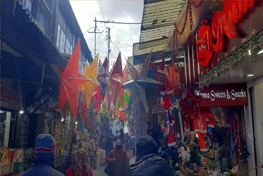  *রাত পোহালেই বড়দিন। বছর শেষের শেষ উৎসব। উৎসব মানেই অনাবিল আনন্দ সাগরে ডুবে থাকা। ইতিউতি বেড়াতে যাওয়া। পিকনিকে ডুবে থাকা। আরো কত কি! আর নতুন ইংরেজী বর্ষকে বরণ করে নেওয়ার উৎসব। রাত জেগে উৎসবে মেতে থাকা। নাচে, গানে উৎসব পালন করা। কাল থেকে যার শুরু। প্রতিবেদন ও ছবি: পার্থ সরকার।