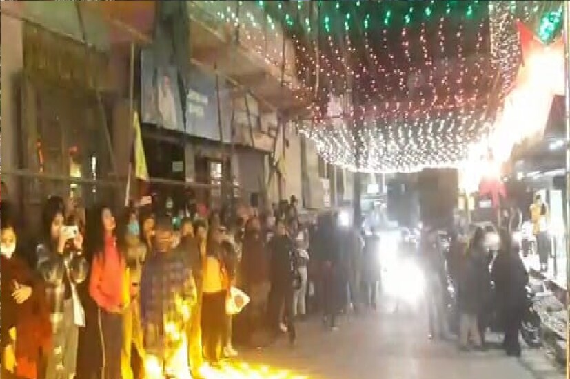 *কাল গির্জায় গির্জায় প্রার্থনা হবে। কেক কাটা হবে। সান্তাক্লজের টুপি পড়ে বেড়িয়ে পড়া। বড়দিনের উৎসব নির্বিঘ্নে সম্পন্ন করতে কড়া শিলিগুড়ি পুলিশ। শহরজুড়ে দ্বিগুন করা হয়েছে নিরাপত্তা ব্যবস্থা।  বিশেষ করে চার্চ থেকে জনবহুল এলাকা।