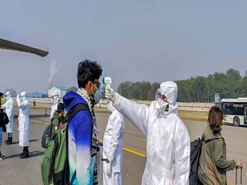 তবে যাত্রীদের কোভিড পরীক্ষার রিপোর্ট নেগেটিভ থাকা জরুরি। তাছাড়াও আরটিপিসিআর পরীক্ষার রিপোর্ট থাকলেও চলবে, তবে তা অবশ্য়ই ৭২ ঘণ্টা আগে করা। ১৫ ফেব্রুয়ারি থেকে লাগু হবে এই নিয়ম।