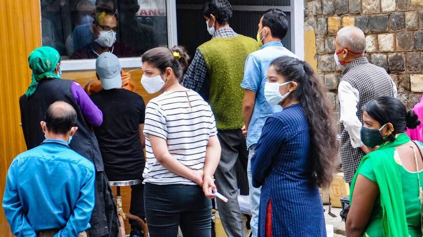  লাগাতার যেভাবে চিকিৎসাধীন রোগীর সংখ্যা বাড়ছে তাতে আগামী দিনে স্বাস্থ্য ব্যবস্থার উপর দ্বিতীয় ঢেউয়ের মতো সংকট তৈরি হতে পারে। পরিসংখ্যান বলছে, এখনও পর্যন্ত দেশে ৩ কোটি ৫৮ লক্ষ ৭০ হাজার ২৯ জন করোনা থেকে মুক্ত হয়েছেন। যার মধ্যে গত ২৪ ঘণ্টায় করোনামুক্ত হয়েছেন ২ লক্ষ ২৩ হাজার ৯৯০ জন।