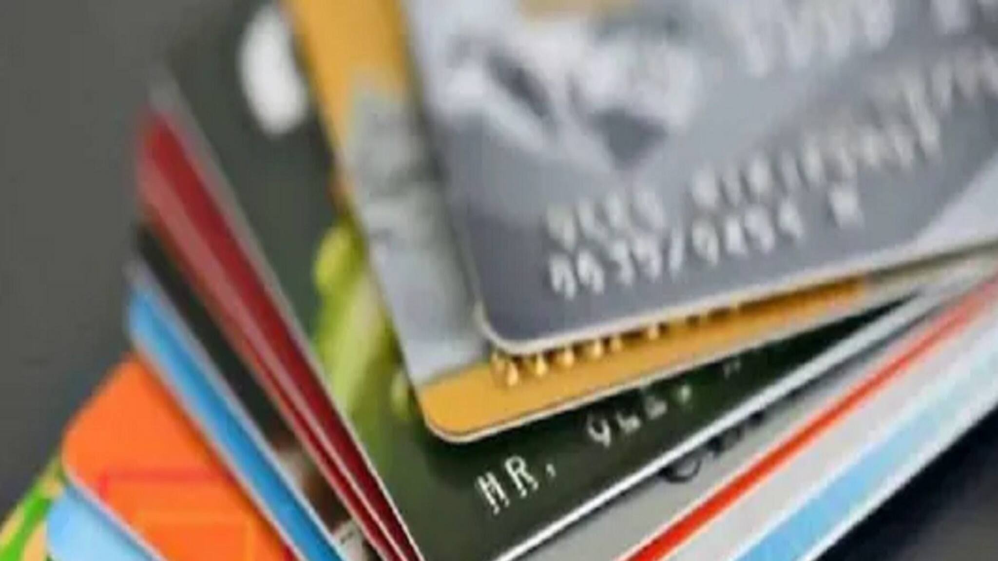 Credit Cards: মাসের শেষে বেঁচেছে টাকা; ক্রেডিট কার্ডের দেনা শোধ না নতুন বিনিয়োগ, কোনটা উচিত হবে?