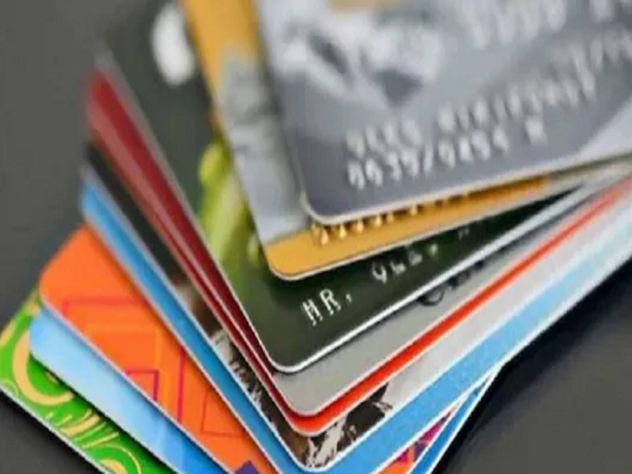 Credit Cards: মাসের শেষে বেঁচেছে টাকা; ক্রেডিট কার্ডের দেনা শোধ না নতুন বিনিয়োগ, কোনটা উচিত হবে?