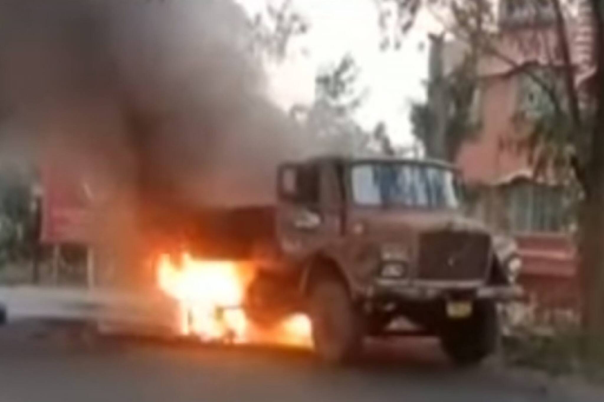 Fire In Dumper In Asansol: আসানসোলের রাস্তায় অগ্নিদগ্ধ অবস্থায় ছুটলেন এক ব্যক্ত