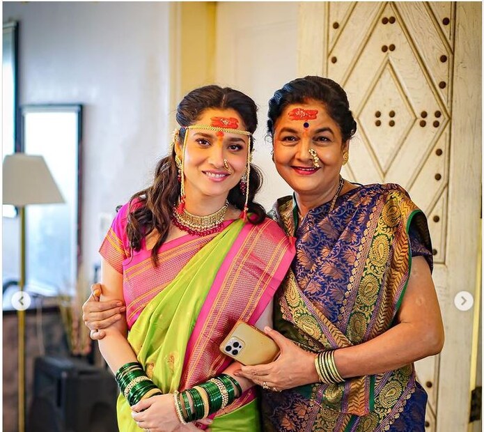 মায়ের সঙ্গে অঙ্কিতা