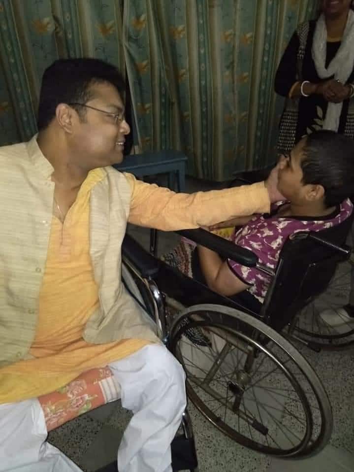 ‘রোদ্দুর’ নামক সমাজ সেবা মূলক দল তৈরি করে প্রতিবন্ধী শিশু ও বৃদ্ধ-বৃদ্ধাদের সেবা