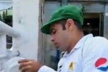 নিজের খাবার খাইয়ে দিলেন বিড়ালকে! পাক ক্রিকেটারের মানবিকতায় মুগ্ধ অনেকে