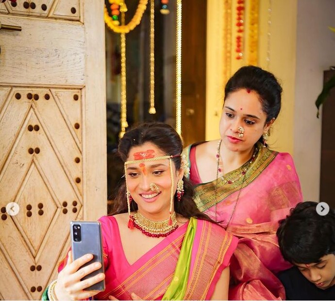 সেলফি তোলায় ব্যস্ত 'নববধূ'