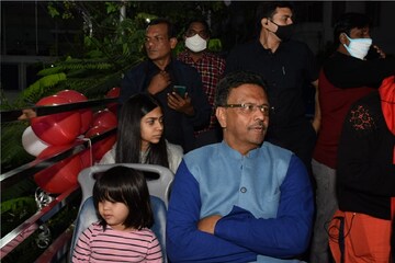 নাতনি আয়াতের আবদার, শীতের সন্ধ্যায় হুডখোলা বাসে কলকাতা ঘোরালেন 'দাদু' ফিরহাদ
