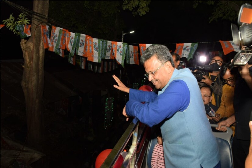 *চেতলা অগ্রণীর মাঠে দাঁড়িয়ে ছিল রাজ্যের পর্যটন দফতরের বাস। ডাবল ডেকার নীল-সাদা বাসে করে তাই শহর ঘুরে দেখলেন ফিরহাদ হাকিম।