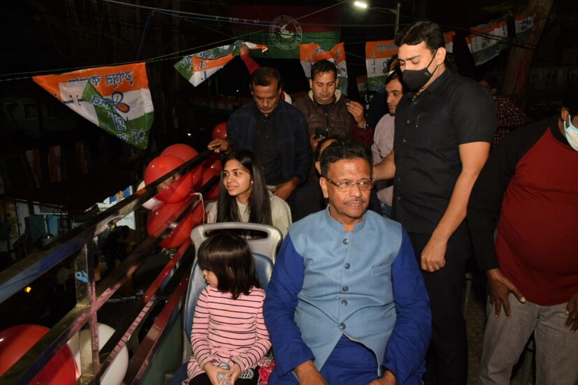 *এ দিন কলকাতা দেখলেন উচুঁ থেকে চেতলার ববি। নাতনিকে যেমন ঘুরিয়ে দেখালেন। তেমনই অভিবাদন নিলেন চেতলার মানুষের।