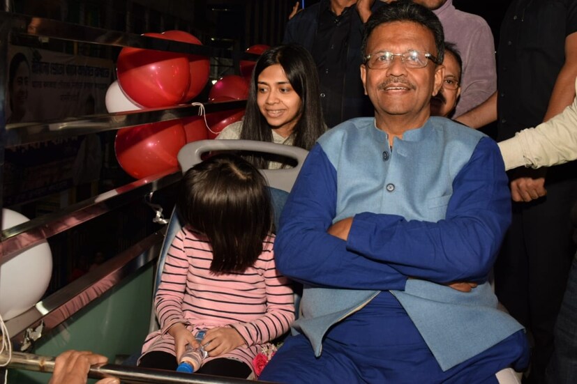 *আগামী ২৪ ডিসেম্বর থেকে ক্রিসমাস কার্নিভালের জন্যে পার্ক স্ট্রিটে এই দোতলা বাস চালাবে পর্যটন দফতর। সেই বাসেই নাতনির আবদারে উঠলেন ফিরহাদ হাকিম।
