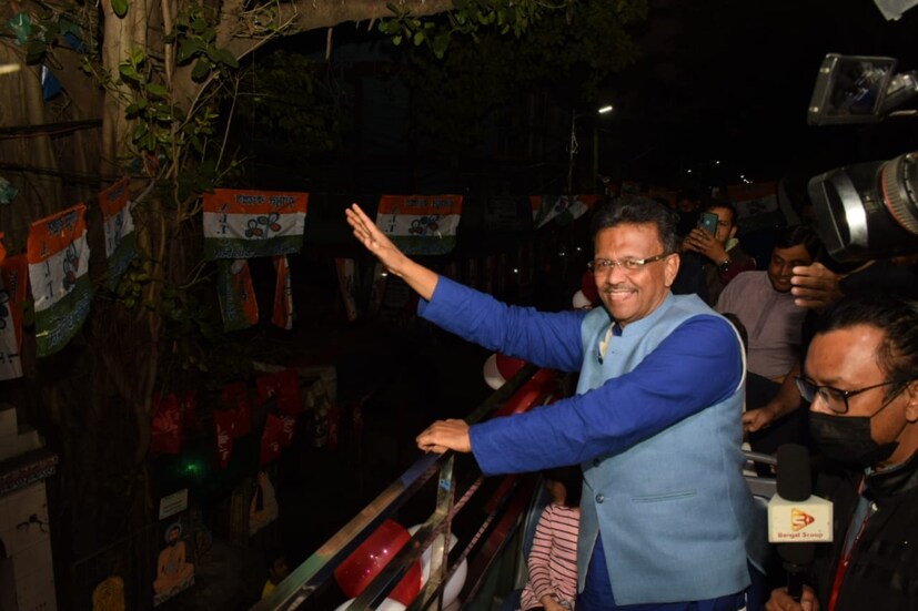 *আয়াত অবশ্য দাদুর কাছে আবদার করেছিল আইস ক্রিম খাবে। ঠান্ডার জন্যে দাদু অবশ্য সেই আবদার রাখতে পারেনি। তবে, ঘুরিয়ে কলকাতা চেনালেন দাদু।