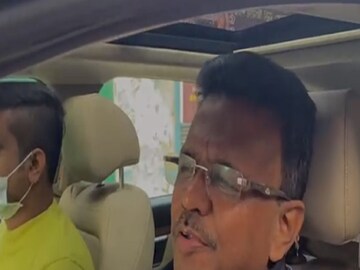 এরই মধ্যে কালীঘাটে মমতা বন্দ্যোপাধ্যায়ের বাড়িতে পৌঁছন কলকাতার প্রাক্তন মেয়র ফিরহাদ হাকিম (Firhad Hakim)। বেশ কিছুক্ষণ সেখানে কাটিয়ে বেরিয়ে যাওয়ার আগে ফিরহাদ বলেন, ''আমি মন্দিরে এসেছিলাম। সবসময় আসি। মমতা বন্দ্যোপাধ্যায়ের বাড়ি আমার কাছে মন্দির।''
জেতার বিষয়ে কতটা আশাবাদী তিনি? ফিরহাদের সাফ জবাব, ''জেতা নয়, আমার কাছে বড় বিষয় আমাকে আমার ওয়ার্ডের কত মানুষ সমর্থন করছেন। আমি আমার জেতার বিষয়ে একেবারেই চিন্তিত নই।''