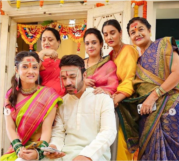 অঙ্কিতার মায়ের ইনস্টাগ্রাম প্রোফাইলে মেলে সেদিনের বেশ কিছু ছবি! দেখা যায়, অঙ্কিতার বাড়ি ফুল দিয়ে সাজানো। বিয়ের পোশাকেই অঙ্কিতা-ভিকি! পরিবারের অনেকেই উপস্থিত রয়েছেন অনুষ্ঠানে।