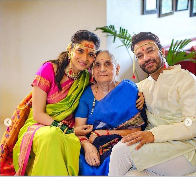 এই ছবিগুলো নিয়েই শুরু হয়েছে জোর চর্চা! নেটিজেনদের একাংশ বলছেন, বিয়েটা সেরেই ফেললেন ভিকি-অঙ্কিতা, কেউ আবার বলছেন ছবিগুলো বোধহয় বিয়ের আগের ফোটো সেশন!