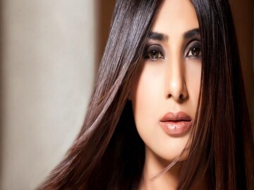 স্ট্রেইট হেয়ার পেতে পারেন ঘরেই 