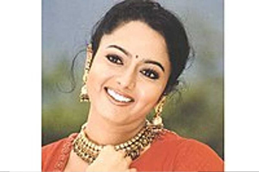 ২) দক্ষিণী অভিনেত্রী সৌন্দর্যারও মৃত্যু হয়েছিল হেলিকপ্টার ক্র্যাশে। ২০০৪ সালের ১৭ এপ্রিল ভেঙে পড়ে তাঁর হেলিকপ্টারটি। বিজেপির ভোট প্রচারে বেঙ্গালুরু থেকে তিনি সেই সময়ে করিমনগরে যাচ্ছিলেন। হেলিকপ্টারে তাঁর ভাই অমরনাথও ছিলেন। 