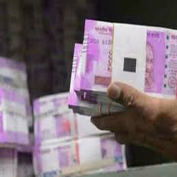 SMS-এর মাধ্যমে EPFO-তে যে নম্বর রেজিস্টার করা আছে তার মাধ্যমে 7738299899-এ EPFO UAN LAN (ভাষা) লিখে পাঠাতে হবে ৷ LAN অর্থাৎ ল্যাঙ্গুয়েজ বা ভাষা ৷ প্রতীকী ছবি ৷