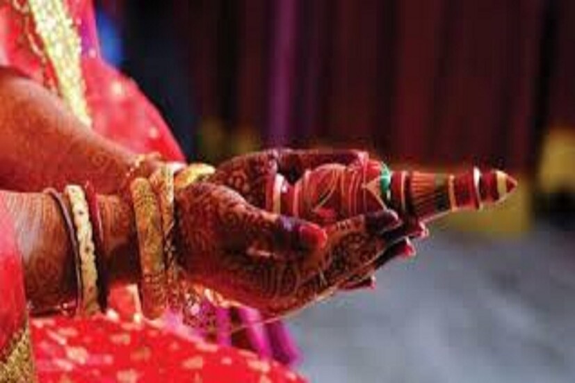 ২০ বছর বা তার আগে একটি মেয়ের অনেকটাই পুষ্টি প্রয়োজনীয় ৷ বিয়ের পরে যদি সন্তান সম্ভবা হন মেয়েরা সেক্ষেত্রে স্বাস্থ্যের পক্ষে অনেক ক্ষতিকর ব্যাপার ঘটে ৷ সঠিক সময়েই সন্তানের জন্ম দিলে কোনও রকমের সমস্যা থাকেনা ৷ প্রতীকী ছবি ৷