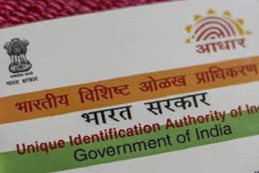 এসএমএসের (Through SMS) মাধ্যমে আধার ভোটার কার্ড লিঙ্ক (Aadhaar Card Link), মোবাইল ফোনের টেক্সট (Mobile Phone) মেসেজ অপশনে (Text Option) গিয়ে ECILINK লিখে পাঠিয়ে দিতে হবে 166 বা 51969 নম্বরে ৷ প্রতীকী ছবি ৷
