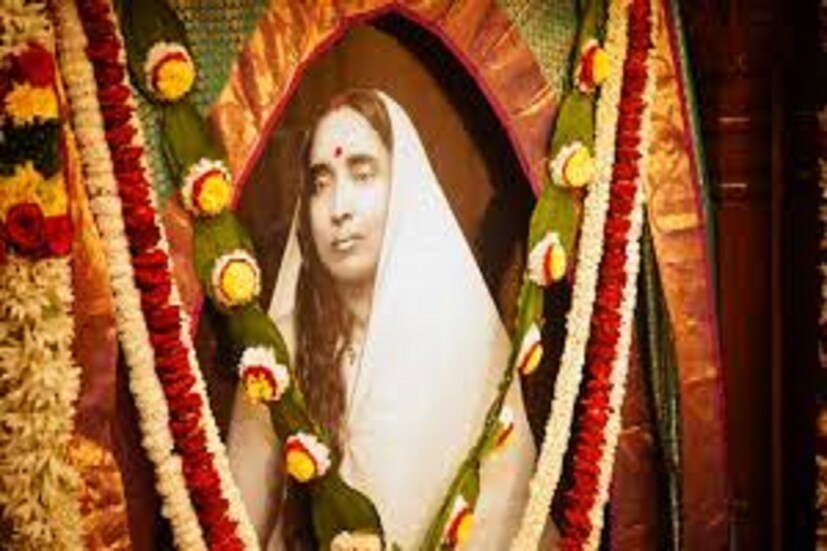 একই সাথে সংঘাধ্যক্ষ এবং সহ-সংঘাধক্ষদের প্রণামও করতে পারবেন ভক্তদের হাতে হাতে শুকনো প্রসাদ বিলিও করা হবে ৷ ফাইল ছবি ৷