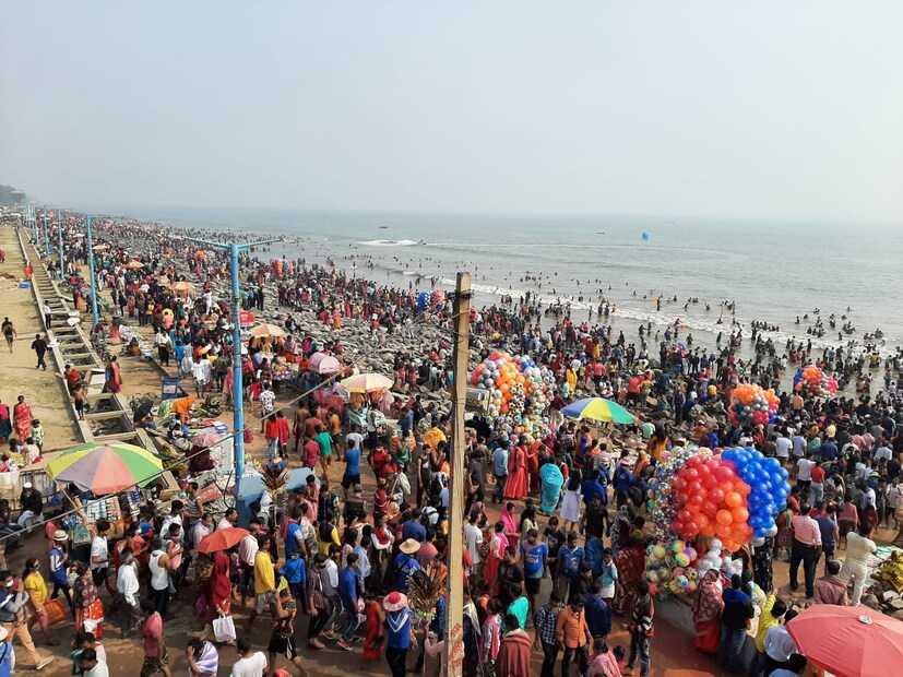 বড়দিনের আমেজে মেতে উঠেছে বাঙালিরা। এই দিনে বহু মানুষ ভিড় জমিয়েছেন দীঘার সমুদ্র সৈকতে। হাজার হাজার মানুষে ছেয়ে গিয়েছে দীঘার সমুদ্র সৈকত। 
