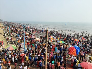দীঘায় হাজার হাজার মানুষের ভিড়! বড়দিনে আতঙ্ক বাড়াচ্ছে সমুদ্র সৈকত দীঘায় হাজার হাজার মানুষের ভিড়! বড়দিনে আতঙ্ক বাড়াচ্ছে সমুদ্র সৈকত