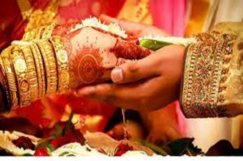 চিকিৎসক মিত্তল আরও জানিয়েছেন বিয়ের সঙ্গে সরাসরি যুক্ত প্রেগন্যান্সি ৷ এরফলে এই নিয়মের সরাসরি প্রভাব মহিলাদের স্বাস্থ্যের উপরে পড়বে ৷ বিজ্ঞান বলছে টিএজ প্রেসগন্যান্সিতে বেশ কিছু সমস্যা ও জটিল পরিস্থিতির সৃষ্টি হয়ে থাকে ৷ প্রতীকী ছবি ৷