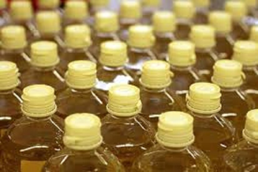 সোমবার খুচরো বাজারে বাদাম তেল (Price of Ground Oil) ১৮১.৪৮ টাকা কিলো প্রতি ছিল ৷ সরষের তেল (Price of Mustard Oil)২০০ টাকারও বেশি কিলো প্রতি ৷ ডালডা বনস্পতি (Dalda Vanaspati Price) ১৩৮.৫ টাকা কিলো প্রতি ৷ প্রতীকী ছবি ৷