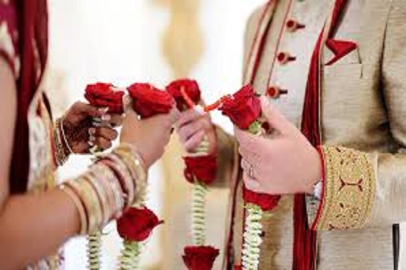 ২১ থেকে ২৫ বছরের মধ্যে যদি কোনো মেয়ে সন্তানের  জন্ম দেন সেক্ষেত্রে ঝুঁকির  পরিমাণ অনেকটাই কমে যায় ৷ বর্তমানে ১৮ বছর বয়সেও মেয়েদের বিয়ে হচ্ছে যা মোটেও ঠিক নয় ৷ প্রতীকী ছবি ৷
