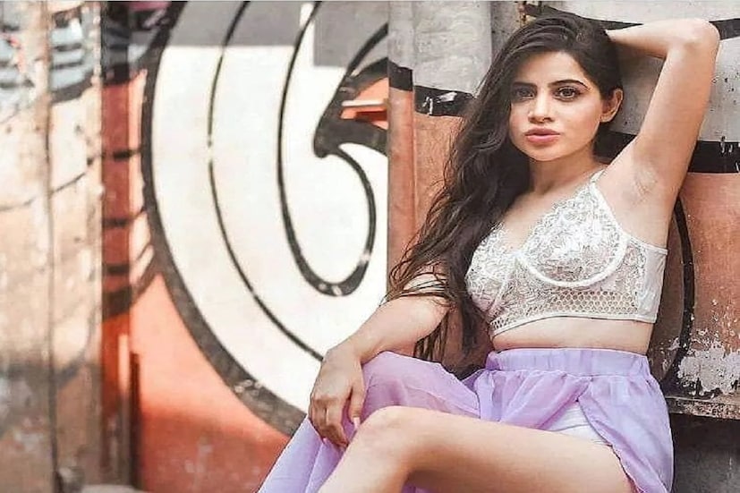 উরফি জাভেদ। বলিউডের এই অভিনেত্রী বেশ কয়েকদিন ধরেই তুমুল ভাইরাল হচ্ছেন সোশ্যাল মিডিয়ায়। ছোট পর্দাতেই অভিনয় করেছেন উরফি। গিয়েছেন বিগবসেও। কিন্তু সে সময় জনপ্রিয়তা পাননি তিনি। photo source Instagram 