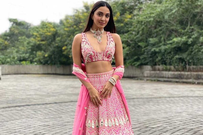 এই প্রজন্মের জনপ্রিয় অভিনেত্রীদের মধ্যে অন্যতম কিয়ারা আডবানি। সম্প্রতি এই গোলাপি রঙের লেহেঙ্গা চোলিতে মুগ্ধ করেছেন অভিনেত্রী।