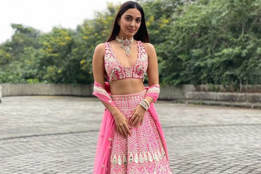  এই প্রজন্মের জনপ্রিয় অভিনেত্রীদের মধ্যে অন্যতম কিয়ারা আডবানি। সম্প্রতি এই গোলাপি রঙের লেহেঙ্গা চোলিতে মুগ্ধ করেছেন অভিনেত্রী।