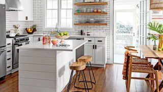 এর জন্য় খুব বেশি খাটতে হবে না। একটি প্যানে মাখন গরম করুন। গরম হয়ে গেলে কাটা পেঁয়াজ এবং কাঁচা লঙ্কা দিন। কমপক্ষে ২-৩ মিনিট নাড়ুন।
