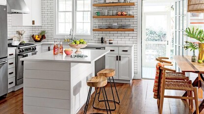 এর জন্য় খুব বেশি খাটতে হবে না। একটি প্যানে মাখন গরম করুন। গরম হয়ে গেলে কাটা পেঁয়াজ এবং কাঁচা লঙ্কা দিন। কমপক্ষে ২-৩ মিনিট নাড়ুন।
এর জন্য় খুব বেশি খাটতে হবে না। একটি প্যানে মাখন গরম করুন। গরম হয়ে গেলে কাটা পেঁয়াজ এবং কাঁচা লঙ্কা দিন। কমপক্ষে ২-৩ মিনিট নাড়ুন।