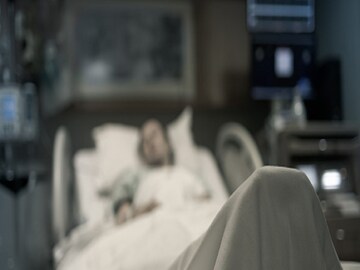 রোগীর শরীর থেকে রক্তক্ষরণ বা অন্য কোনও তরল নিঃসৃত হলে তা তৎক্ষণাৎ চোখে পড়বে এবং চিকিৎসায় সুবিধা হবে৷
রোগীর শরীর থেকে রক্তক্ষরণ বা অন্য কোনও তরল নিঃসৃত হলে তা তৎক্ষণাৎ চোখে পড়বে এবং চিকিৎসায় সুবিধা হবে৷